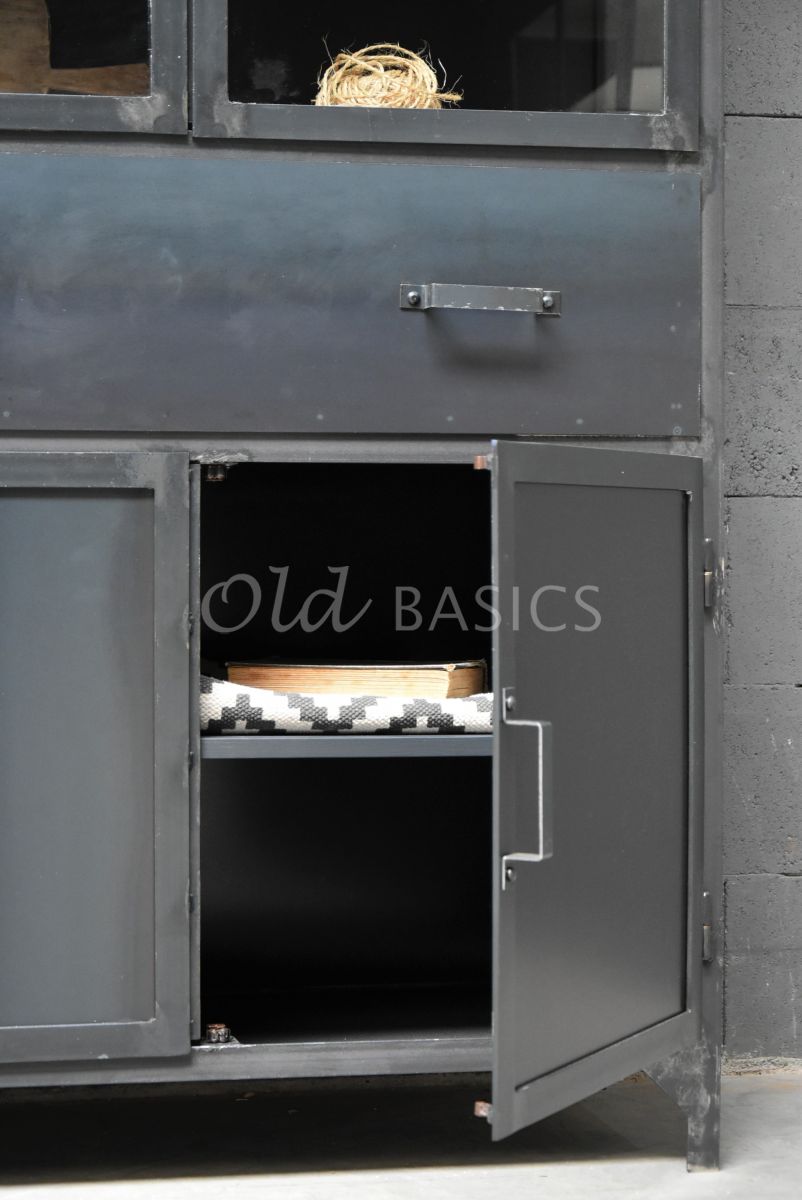 Detail van Apothekerskast Ferro STEEL, 2 deuren, blauwstaal, materiaal staal